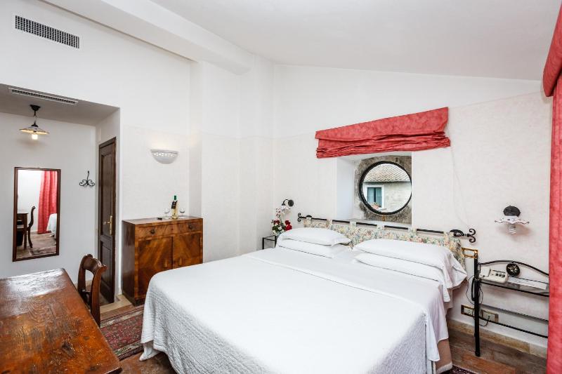 Superior Double Room image 3