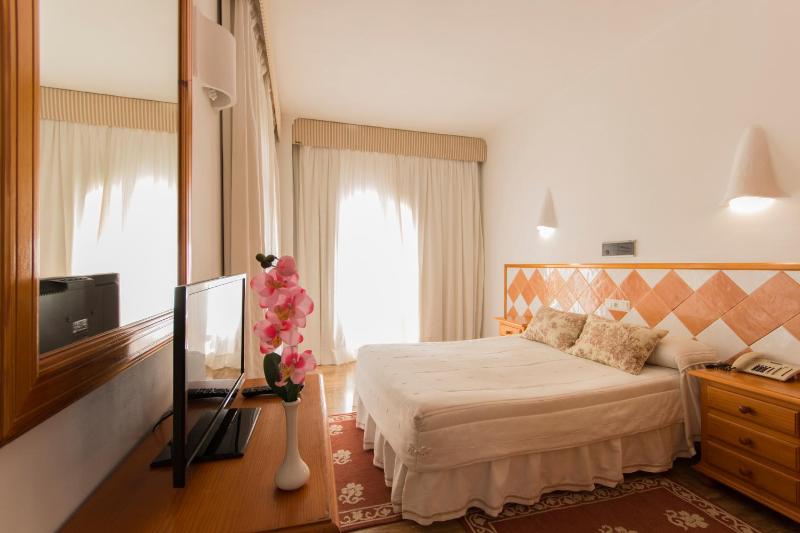 Double or Twin Room image 2