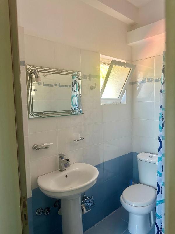 Double Room with Balcony and Sea View image 4