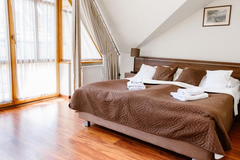 One-Bedroom Apartment with Queen Bed image 2