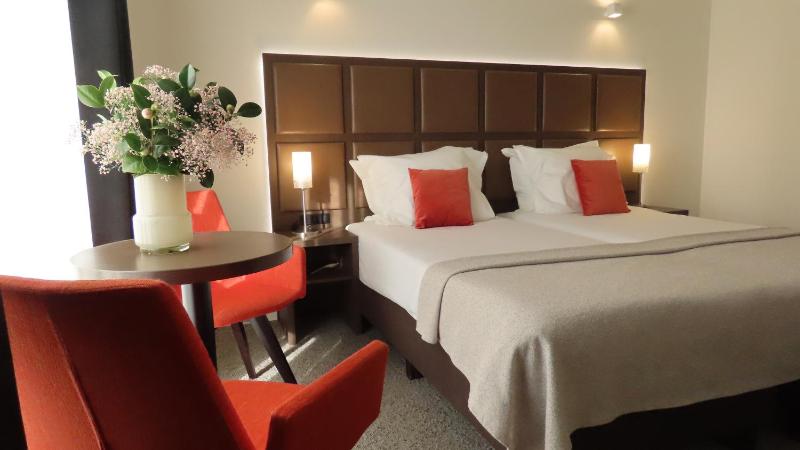 Standard Double Room with Bath or Shower image 1