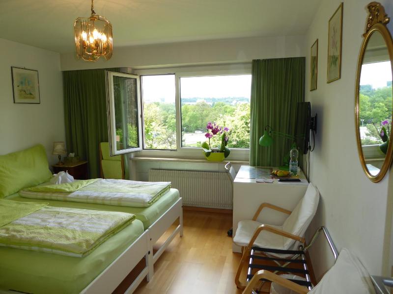 Twin Room with Shared Bathroom image 2
