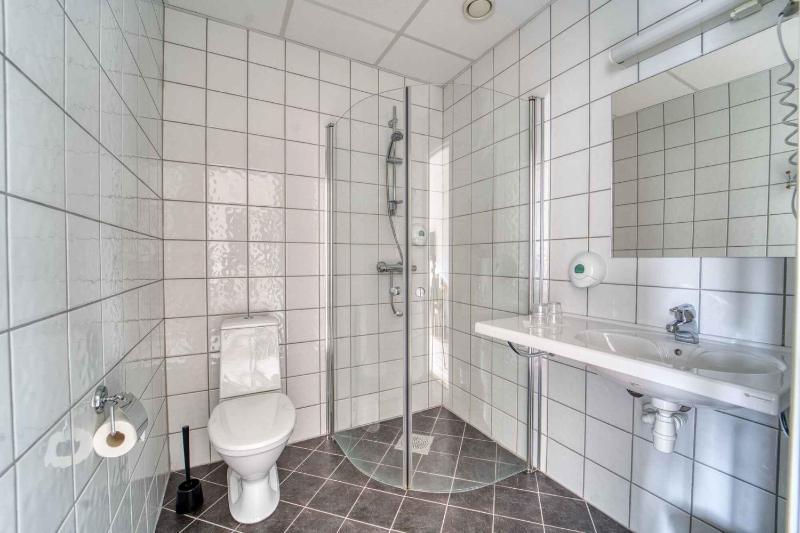 Standard Twin Room image 3