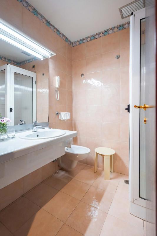 Double Room with Sea View image 4