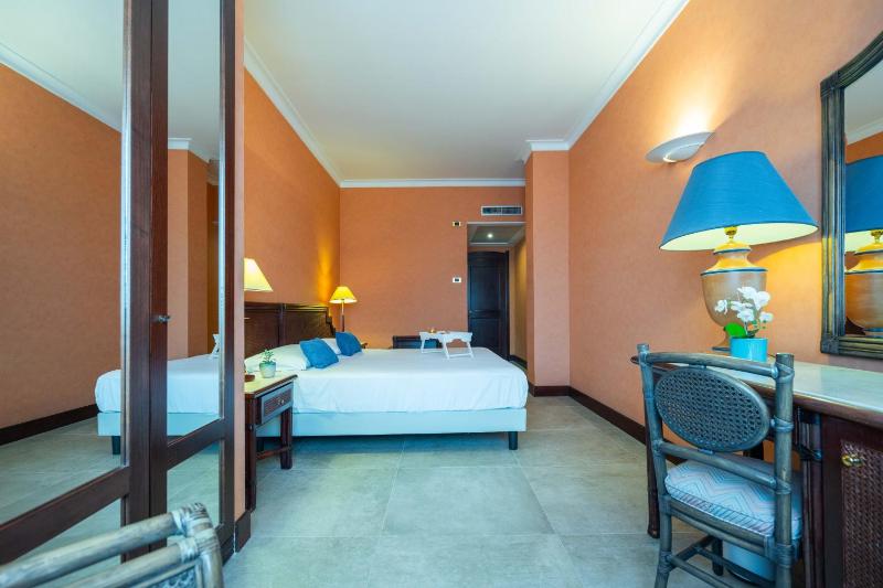 Double Room with Sea View image 3