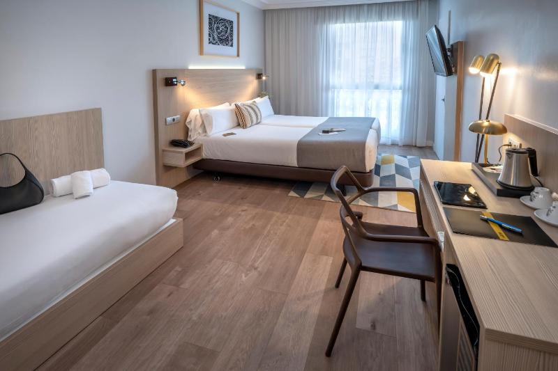Deluxe Double or Twin Room with Rambla View image 1