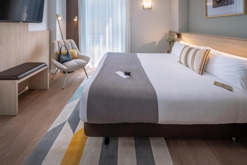 Deluxe Double or Twin Room image 1