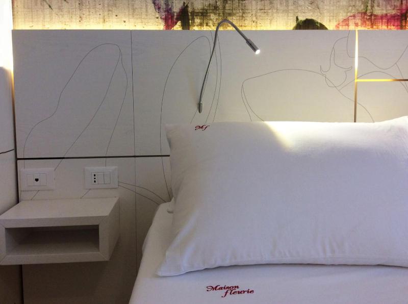 Double Room with Balcony image 2