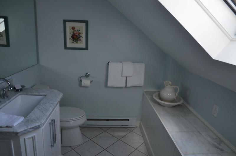 King Room with Private Bathroom image 3