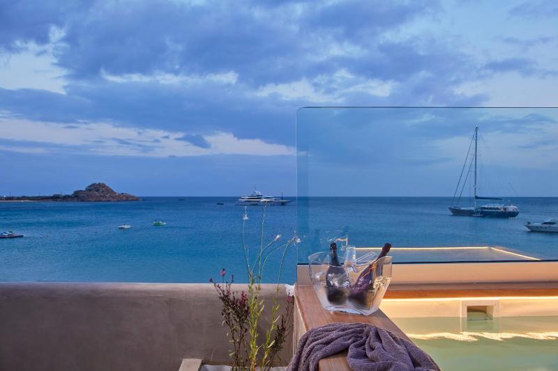 Deluxe Suite with Jetted Tub and Sea View image 2