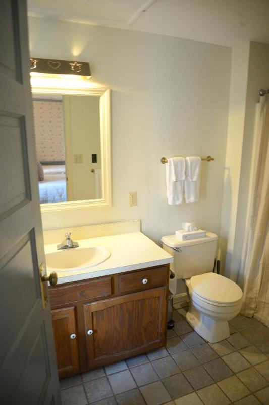 Standard Queen Room image 1