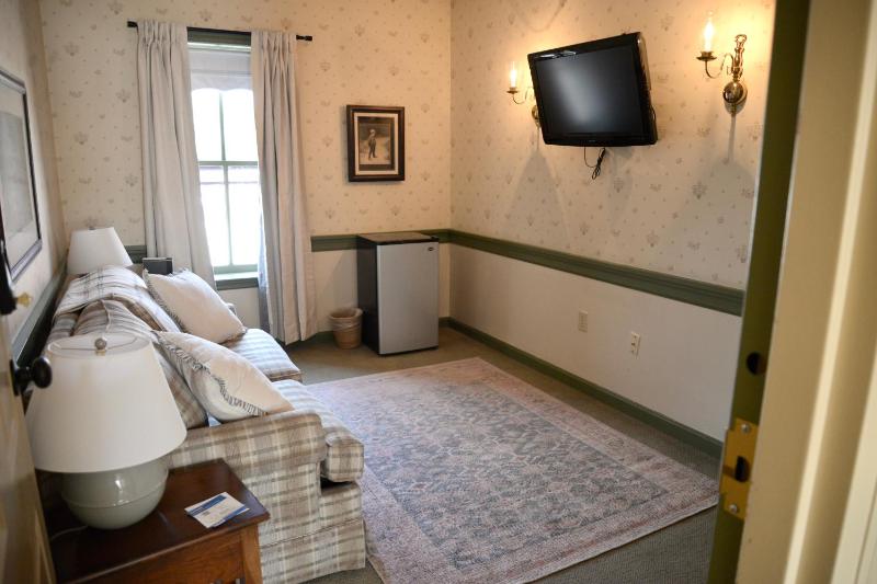Standard King Room image 3