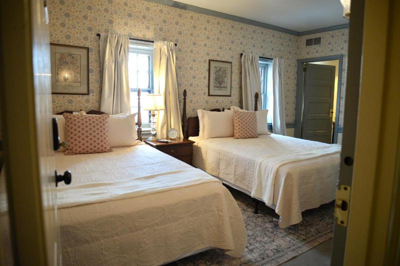 Standard Queen Room image 4