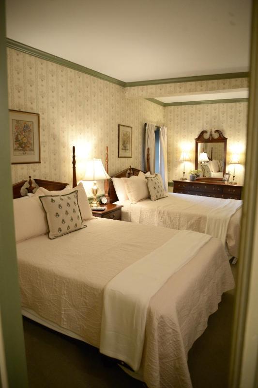 Standard Queen Room image 3