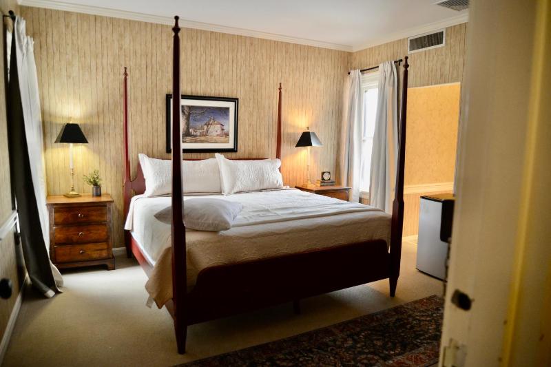 Queen Room image 2