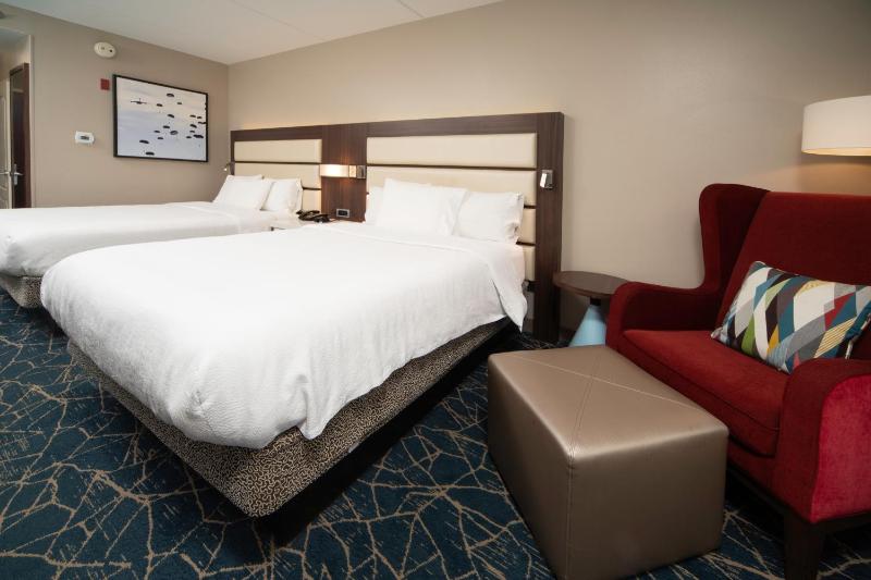 Queen Room with Two Queen Beds image 3