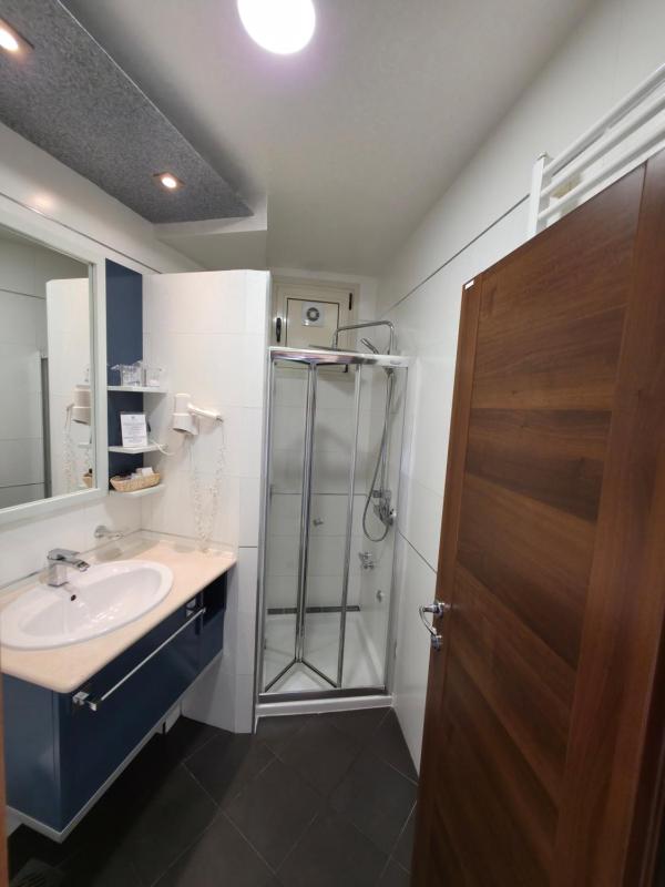 Double or Twin Room with Balcony and Sea View image 2