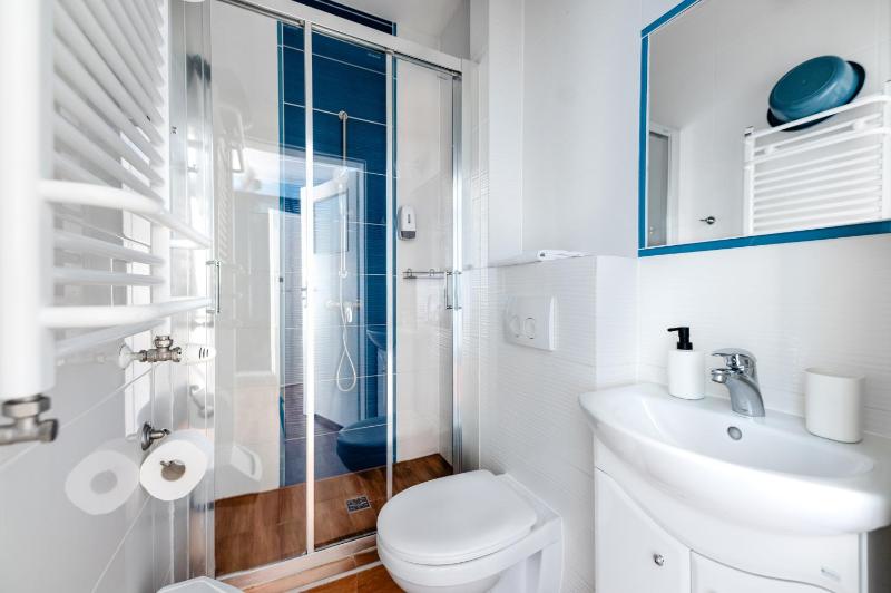 Basic Triple Room image 2