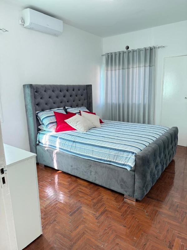 George & Nadea House - image 4