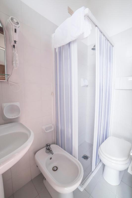 Single Room with Sea View image 3