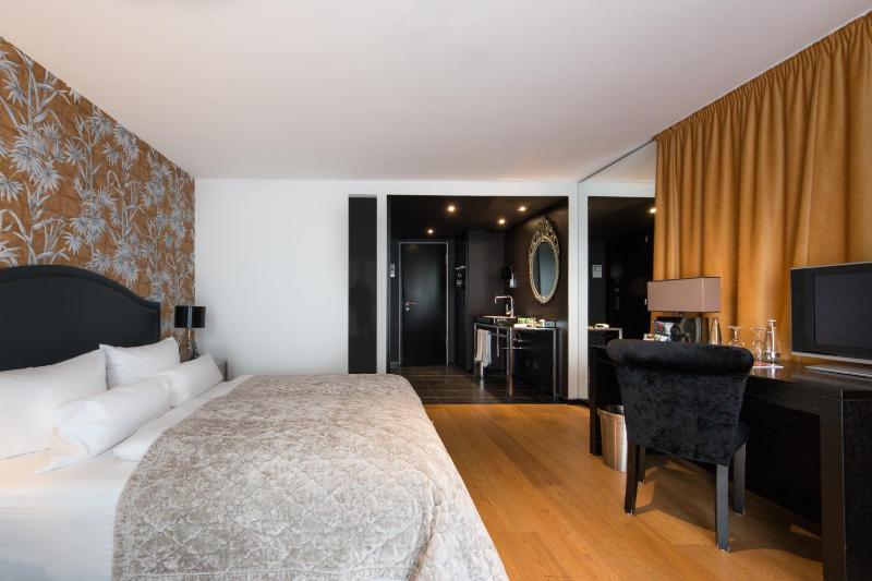 Double Room image 3
