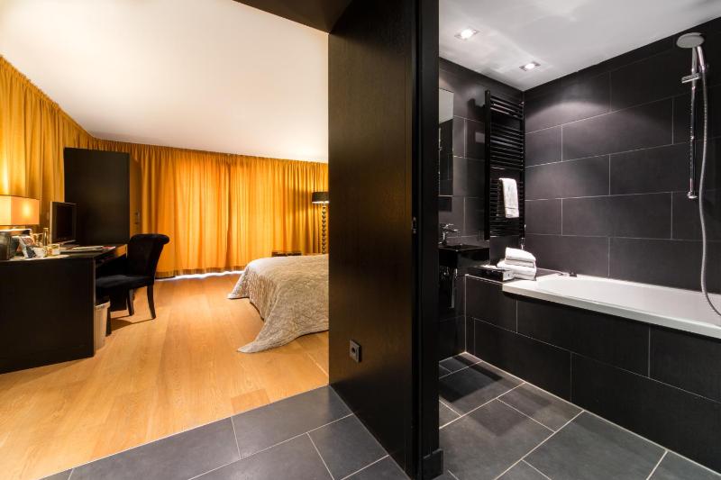 Double Room image 4