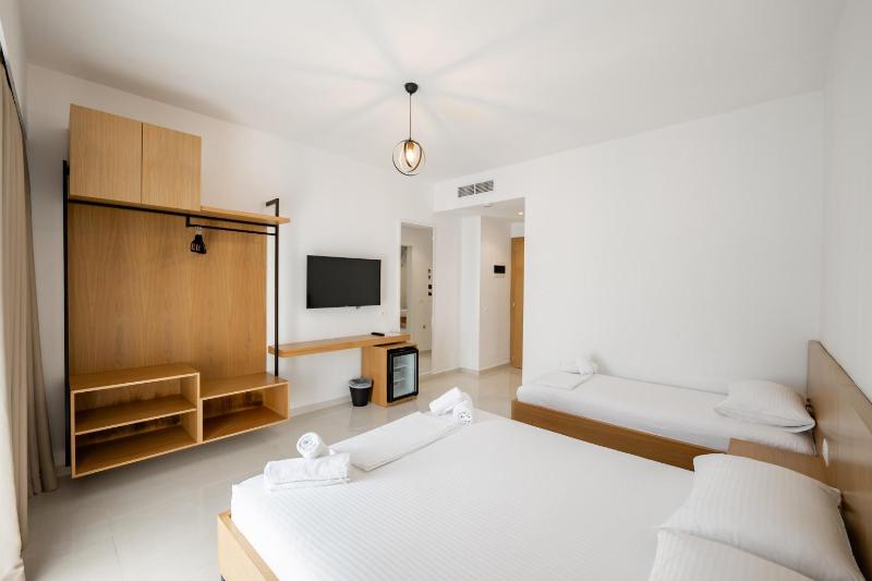 Superior Triple Room image 3
