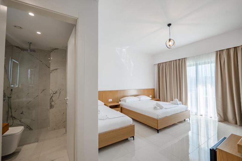 Superior Triple Room image 4