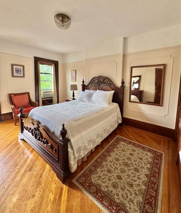 Queen Room with Shared Bathroom image 4