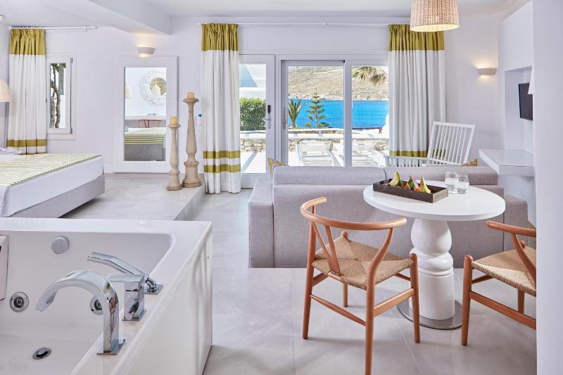 Deluxe Suite Sea View with Indoor Jetted Tub image 1