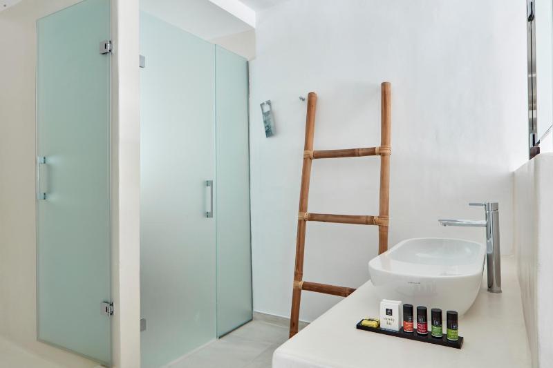 Deluxe Suite Sea View with Indoor Jetted Tub image 2