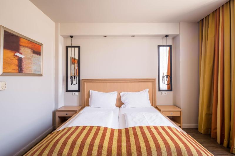 Double Room image 3