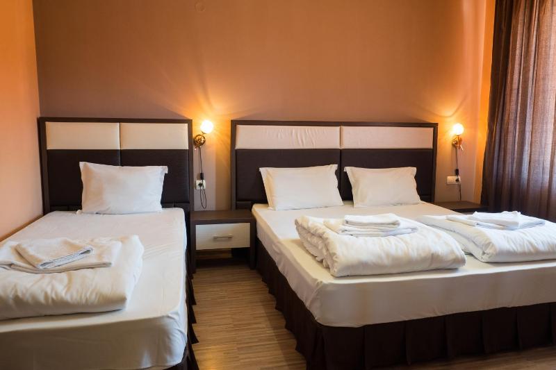 Junior Suite (3 Adults) with Free Parking image 2