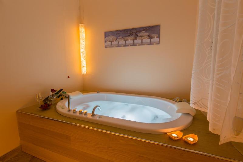 Double Room with Spa Bath image 4