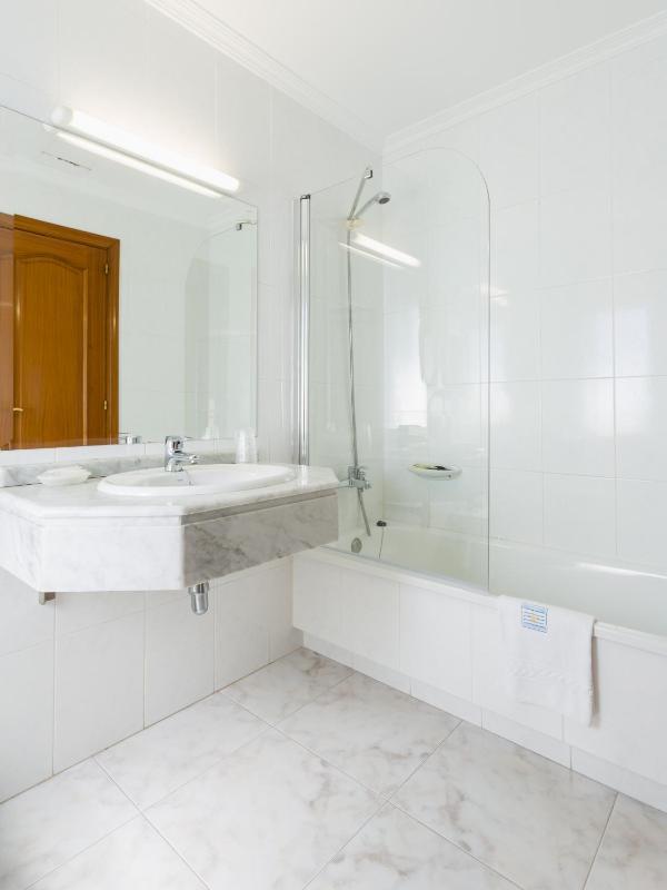 Standard Twin Room image 4