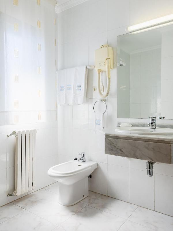 Standard Twin Room image 2