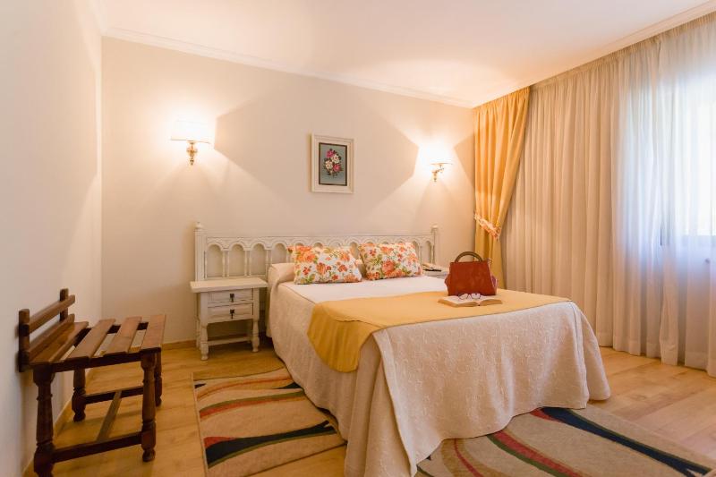 Standard Twin Room image 3