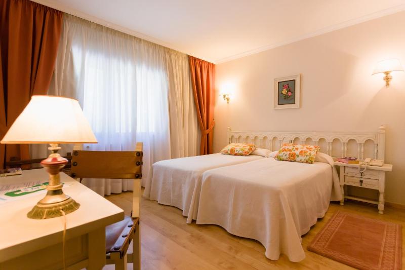Standard Twin Room image 1