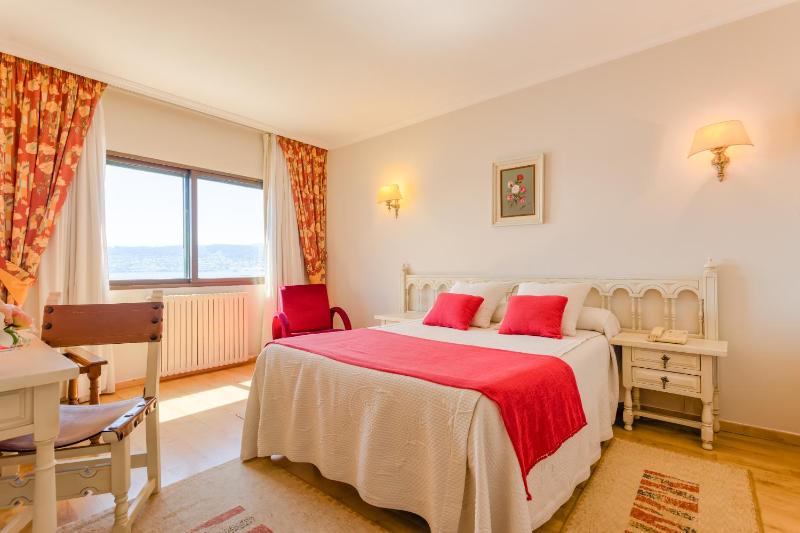 Double or Twin Room with Sea View image 3