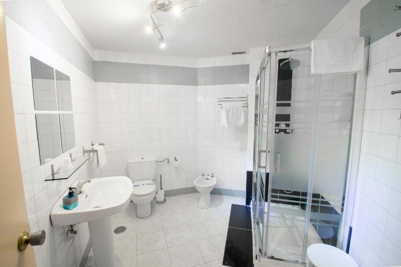 Double or Twin Room image 3