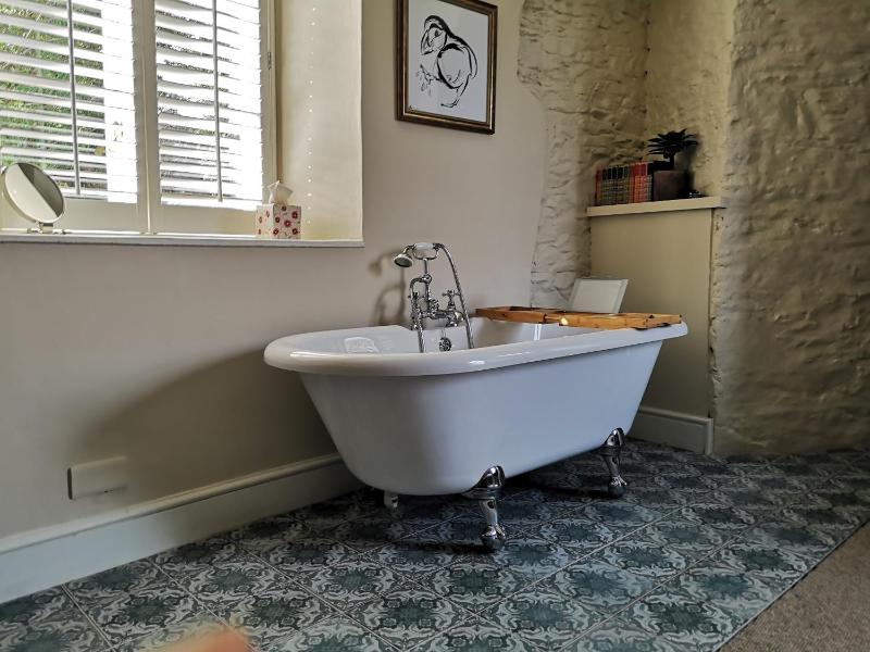 Deluxe Double Room with Bath image 3