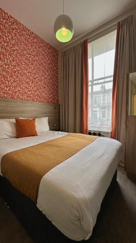 Small Double Room image 3