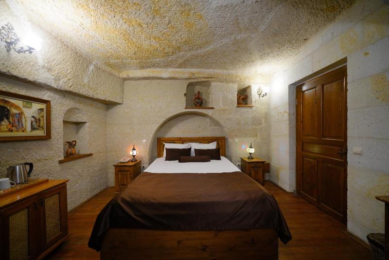 Standard Cave Room image 3