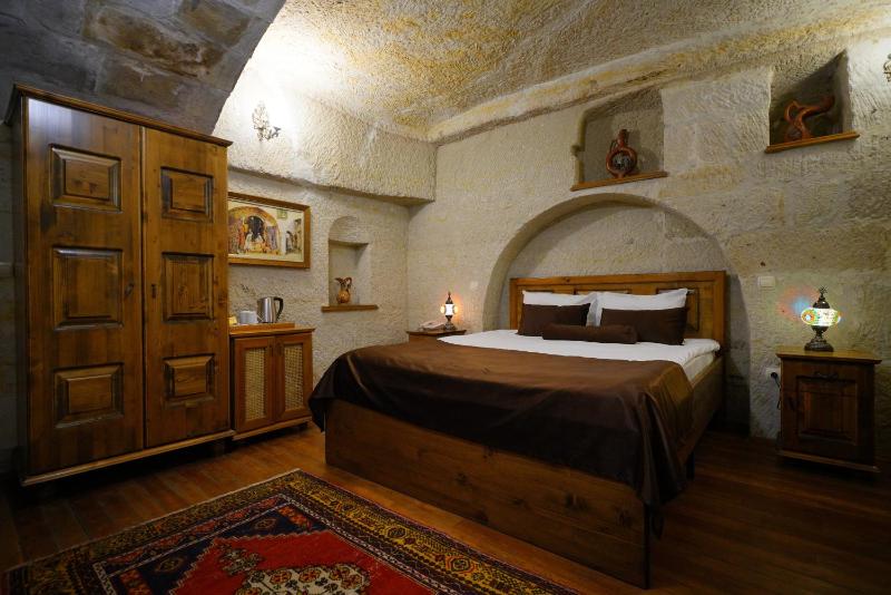 Standard Cave Room image 4