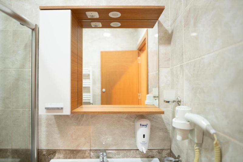 Standard Twin Room image 3