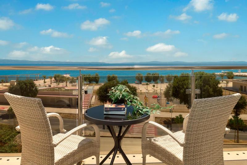 Deluxe Double Room with Balcony and Sea View image 3