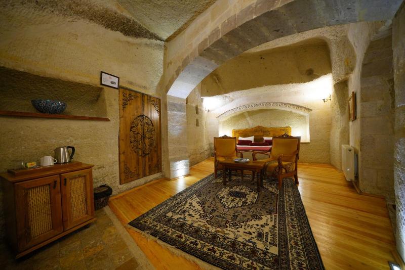 Deluxe Cave Room image 3