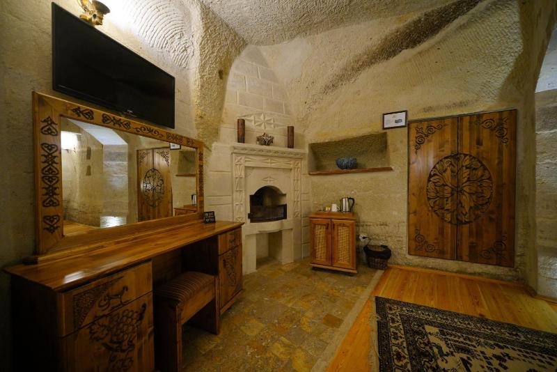 Deluxe Cave Room image 4