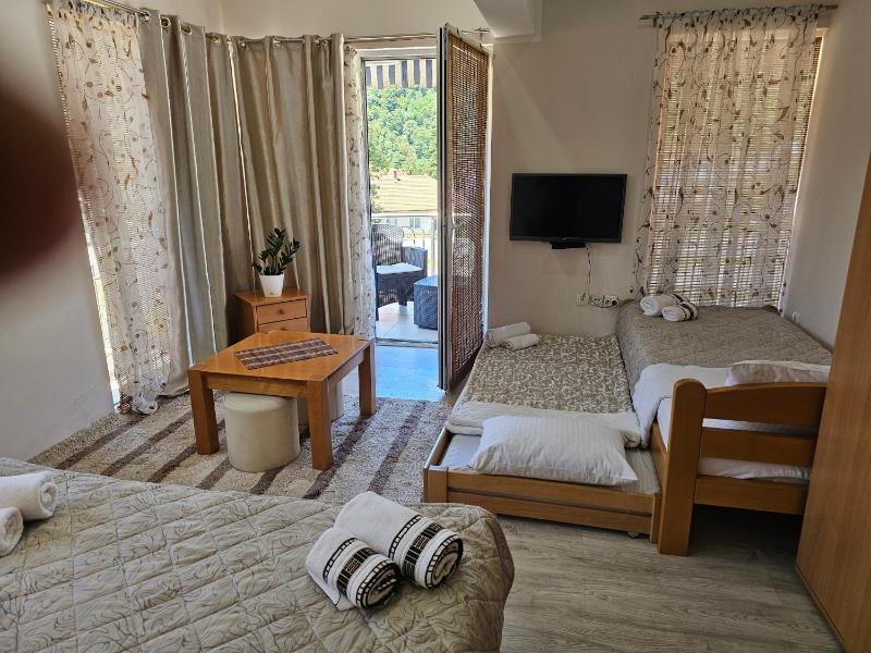 Luxury Triple Room image 2