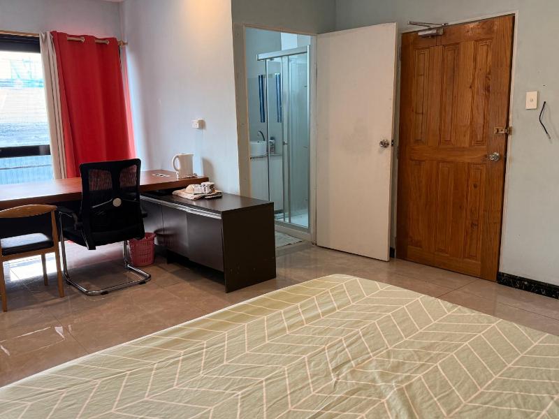 Studio Sleeps 2 with Free Parking - image 11